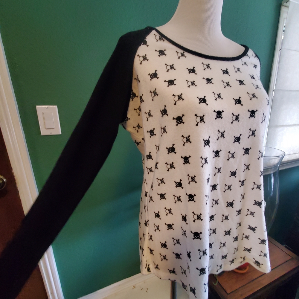 Saks Fifth Avenue Black and White Skull Long Sleeve Top